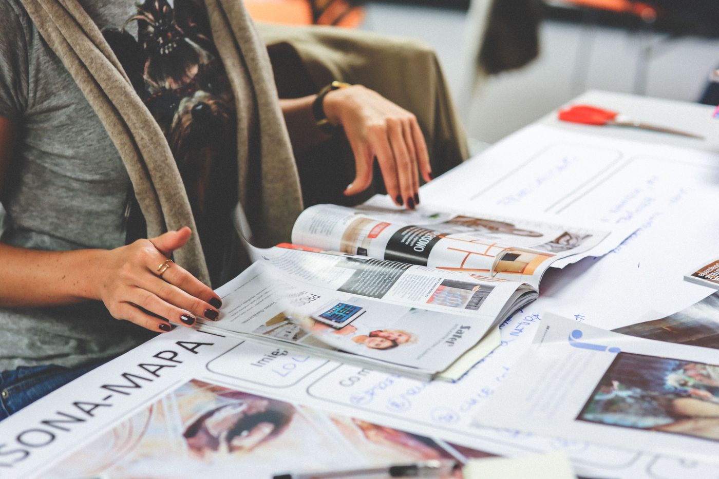 Revistas ou livros empilhados, abertos